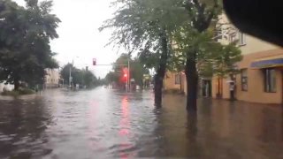 Ostrów Mazowiecka jak Wenecja. Zalane ulice i woda sięgająca do kolan