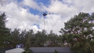 Nietypowa akcja w Ostrołęce. Przycinanie drzew z helikoptera
