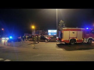 Wypadek przy wjeździe do Ostrołęki. Jedno z aut zatrzymało się na środku ronda