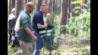 "sprzątaMY": Para prezydencka sprzątała las w gminie Goworowo